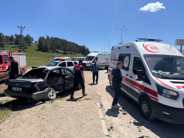 Ağrı&#039;da çarpışan iki otomobildeki 4 kişi yaralandı