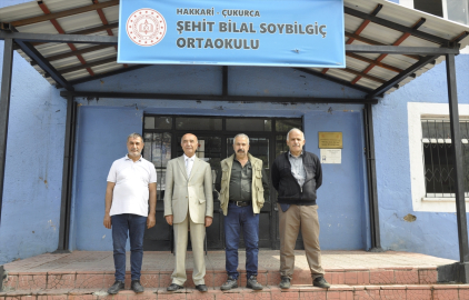 Emekli öğretmen 34 yıl sonra ilk görev yeri Çukurca&#039;da öğrencileriyle buluştu