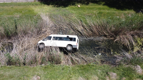 Erzincan&#039;da sulama kanalına devrilen minibüsün sürücüsü itfaiye ekiplerince kurtarıldı