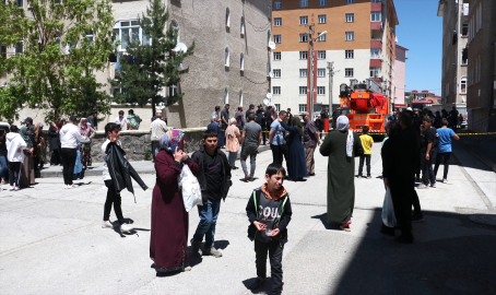 Erzurum&#039;da 5 katlı binanın merdiveni çöktü