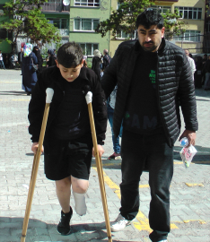 Erzurum'da ayağı alçıya alınan öğrenci koltuk değnekleriyle LGS sınavına geldi