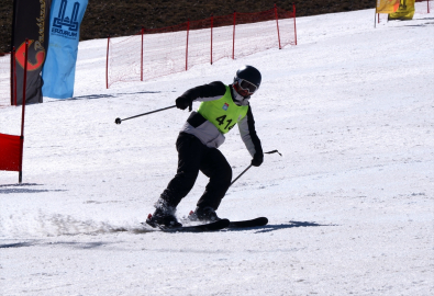 Erzurum&#039;da baba ve anneler Palandöken&#039;in zirvesinde kayak yaptı