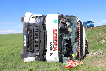 Kars'ta şarampole devrilen tırın sürücüsü ağır yaralandı
