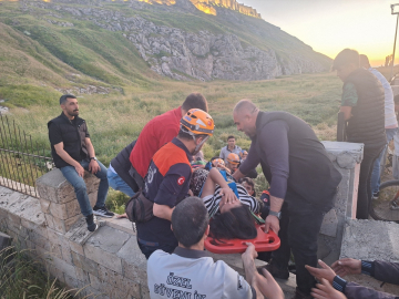 Van Kalesi&amp;#039;nden düşerek yaralanan çocuğu ekipler kurtardı