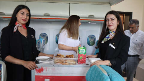 Iğdır'da üniversite öğrencileri, uçak kabin hizmetleri eğitimini maket sınıfta alıyor