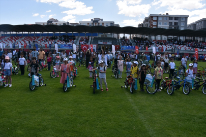 "Spor Van" ve "Kitap Van" projelerinde başarılı olan öğrenciler ödüllendirildi