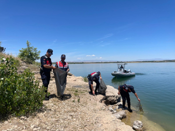 Malatya&#039;da jandarma dalış ekipleri su altında ve kıyı kesimlerde atık maddeleri topladı