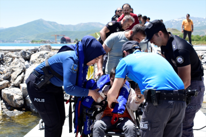 Bitlis&#039;te özel öğrenciler polis botuyla Van Gölü&#039;nde gezintiye çıkarıldı
