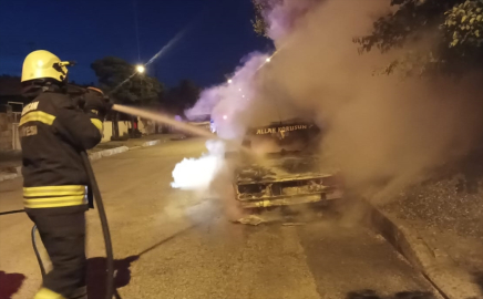 Erzincan&#039;da  park halindeki otomobil yandı