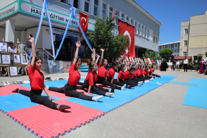 Erciş'te yıl sonu sergisi açıldı