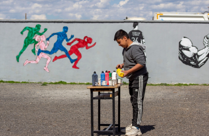 Kars&#039;ta öğretmen ve öğrenciler okullarının duvarını resimlerle süsledi