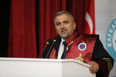 Kars'ta üniversite öğrencileri mezuniyet törenine Filistin'i destekleyen pankartlarla geldi