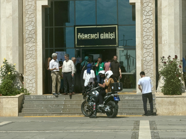 Bingöl&#039;de YKS&#039;ye giren adayları sınav merkezlerine polis ekipleri yetiştirdi