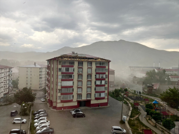 Bitlis'te şiddetli rüzgar nedeniyle çatılar uçtu, evlerde ve araçlarda hasar oluştu