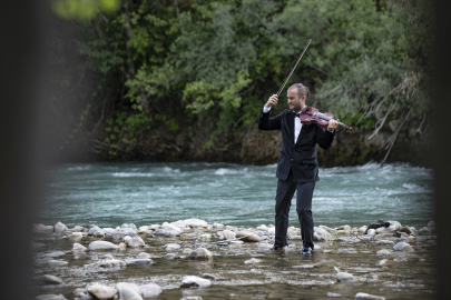 Doğa tutkunu akademisyenden Munzur Çayı ortasında keman resitali