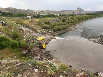 Elazığ&#039;da Murat Nehri&#039;ne giren 14 yaşındaki çocuk kayboldu