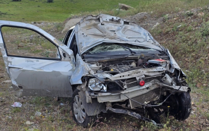 Karlıova&#039;da devrilen otomobilin sürücüsü yaralandı