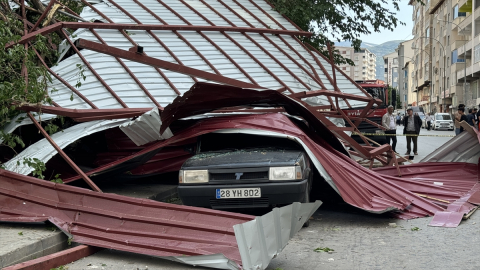 Muş'ta çatıdan kopan sac parçaları 3 araca hasar verdi