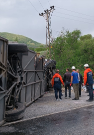 Bitlis'te otobüs ile tırın çarpışması sonucu 2 kişi öldü, 30 kişi yaralandı