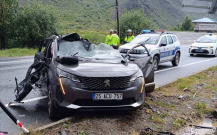 Erzincan&#039;da takla atan otomobildeki 1 kişi öldü, 2 kişi yaralandı