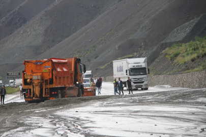 Erzincan-Sivas kara yolu heyelan nedeniyle ulaşıma kapandı