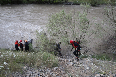 Hakkari&#039;de Zap Suyu&#039;na devrilen otomobildeki polis ve eşi yaralandı