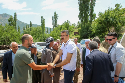 Hakkari Valisi Çelik, Şemdinli ve Derecik ilçelerinde güvenlik güçlerini ziyaret etti