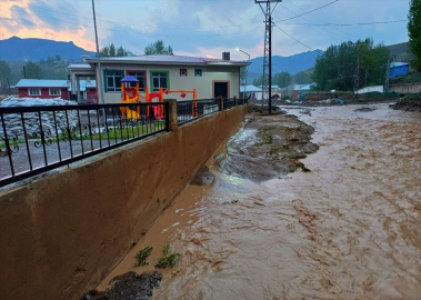 Van Valisi Balcı, selden etkilenen kırsal mahallede inceleme yaptı