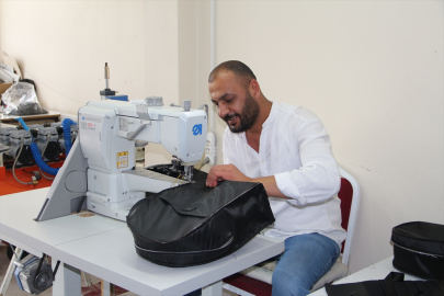 Bitlisli girişimci memleketinde kurduğu atölyede ürettiği çantaları yurt dışına gönderiyor
