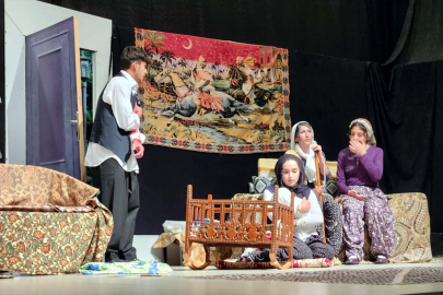 Geleceğin tiyatrocuları hazırladıkları oyunlarla yeteneklerini sergiliyor