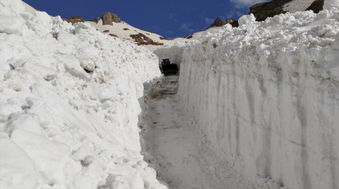 Hakkari&#039;de üs bölgelerinin yolunda karla mücadele çalışmaları devam ediyor