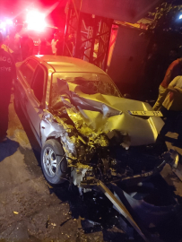 Bingöl&#039;de çöp kamyonuna çarpan otomobildeki 4 kişi yaralandı