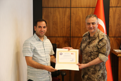 Bingöl Emniyet Müdürü Orhan&#039;dan engellilere destek sunan hayırseverlere teşekkür belgesi