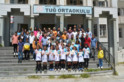 Bitlis&#039;teki kız futbol takımı Türkiye üçüncüsü oldu