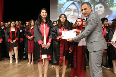 Depremde hayatını kaybeden üniversite öğrencisinin diplomasını sınıf arkadaşları aldı