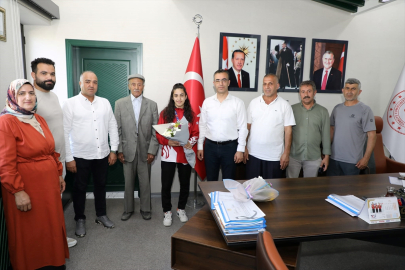 Dünya Muaythai Şampiyonası ikincisi Sibel Oruç, Ağrı&#039;da halaylarla karşılandı