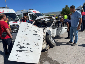 Erzincan'da pikap ile otomobilin çarpıştığı kazada 5 kişi yaralandı