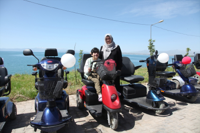 Bitlis'te 15 engelliye akülü araç teslimi yapıldı