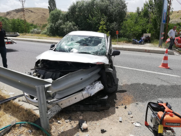Malatya&#039;da bariyere saplanan otomobildeki 3 kişi yaralandı