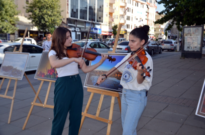Muş'ta fotoğraf sergisi ve kitap standı açıldı