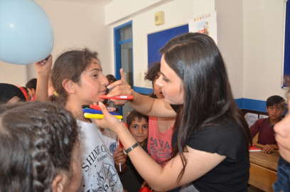 Muş'ta genç gönüllüler gittikleri köyde oyunlar oynayarak çocukları eğlendirdi