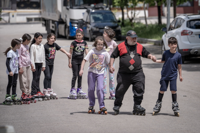 Patenci dede mahalledeki çocuklara ücretsiz ders veriyor