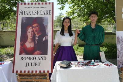 Kars&#039;ta öğrenciler yıl boyu okudukları romanların karakterlerini canlandırdı