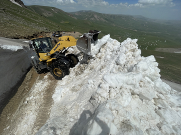 Kars İl Özel İdaresi haziranın ortasında da karla mücadele ediyor