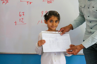 Okulun tek öğrencisi Hasret, karne gününde Kızılay gönüllüleriyle çifte mutluluk yaşadı