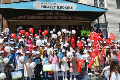 Tatvan'da öğrenciler karnelerini aldı