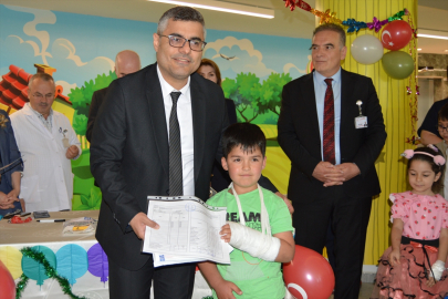 Tedavileri devam eden öğrenciler karnelerini hastanede aldı