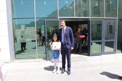 Van, Hakkari, Bitlis ve Muş&#039;ta öğrenciler karnelerini aldı