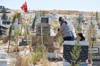 Deprem bölgesinde Kurban Bayramı arifesinde mezarlıklar ziyaret edildi