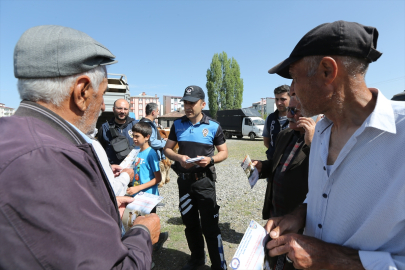 Kars polisi, hayvan pazarlarındaki satıcılara "sahte para"yı uygulamalı anlatıyor